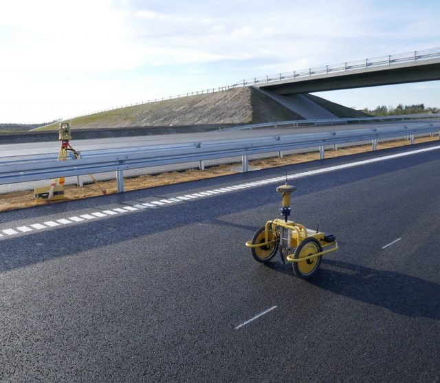 TinySurveyor-robot-performing-as-built-survey-with-total-station-640×557 TinySurveyor Robot
